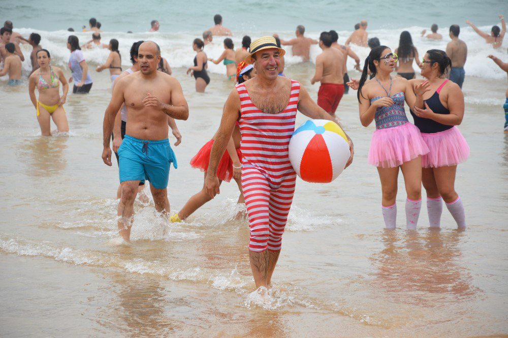 Sul Informação - Primeiro banho do ano passa da praia do Pintadinho para a Grande