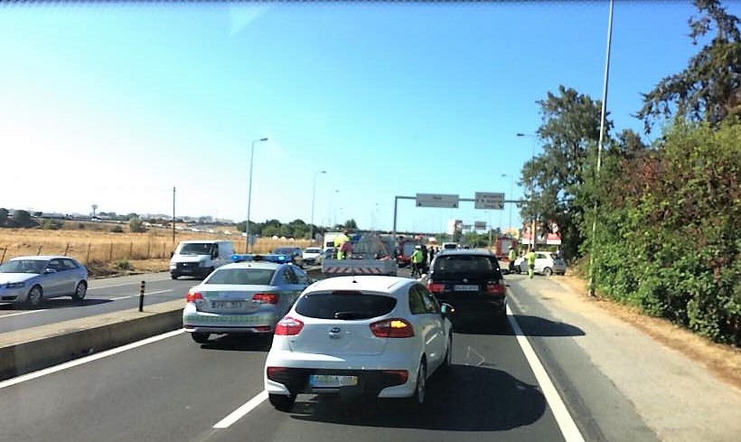 Sul Informação - Acidente com capotamento no Patacão faz dois feridos e empata trânsito