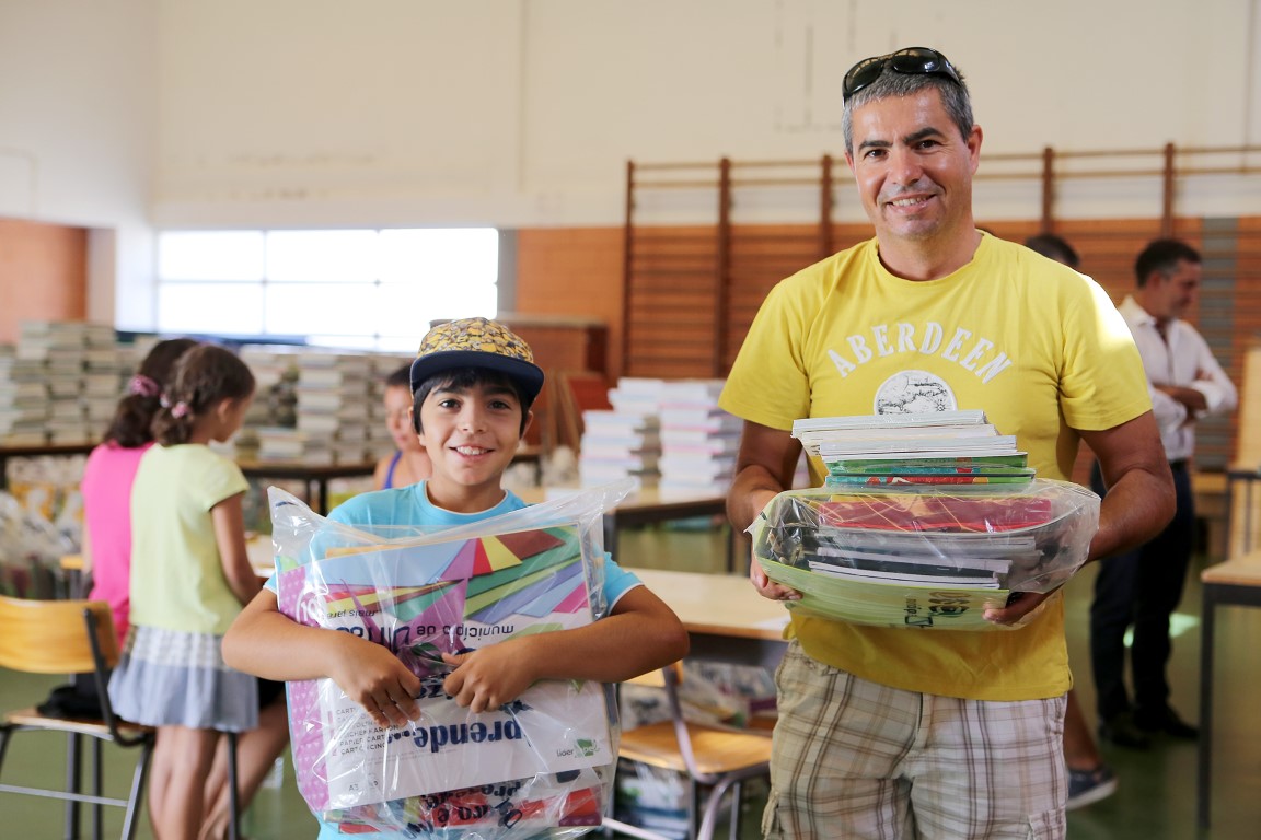 Sul Informação - Alunos de Olhão já estão a receber material oferecido pela Câmara
