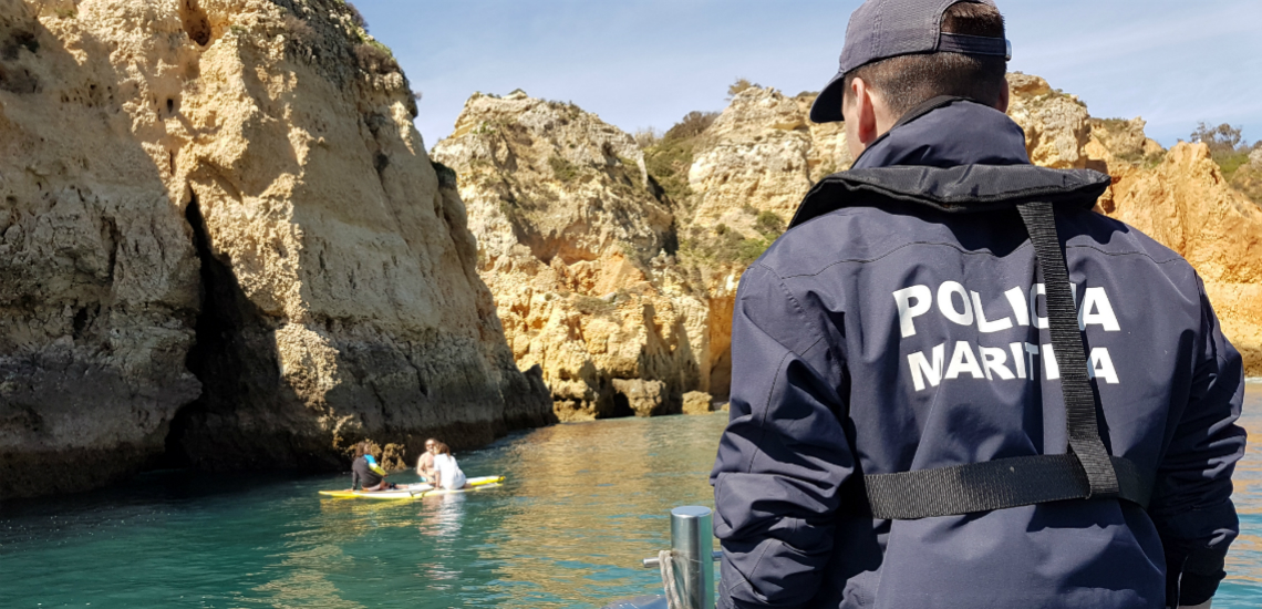Sul Informação - Polícia Marítima de Portimão resgata duas jovens praticantes de paddle em dificuldades