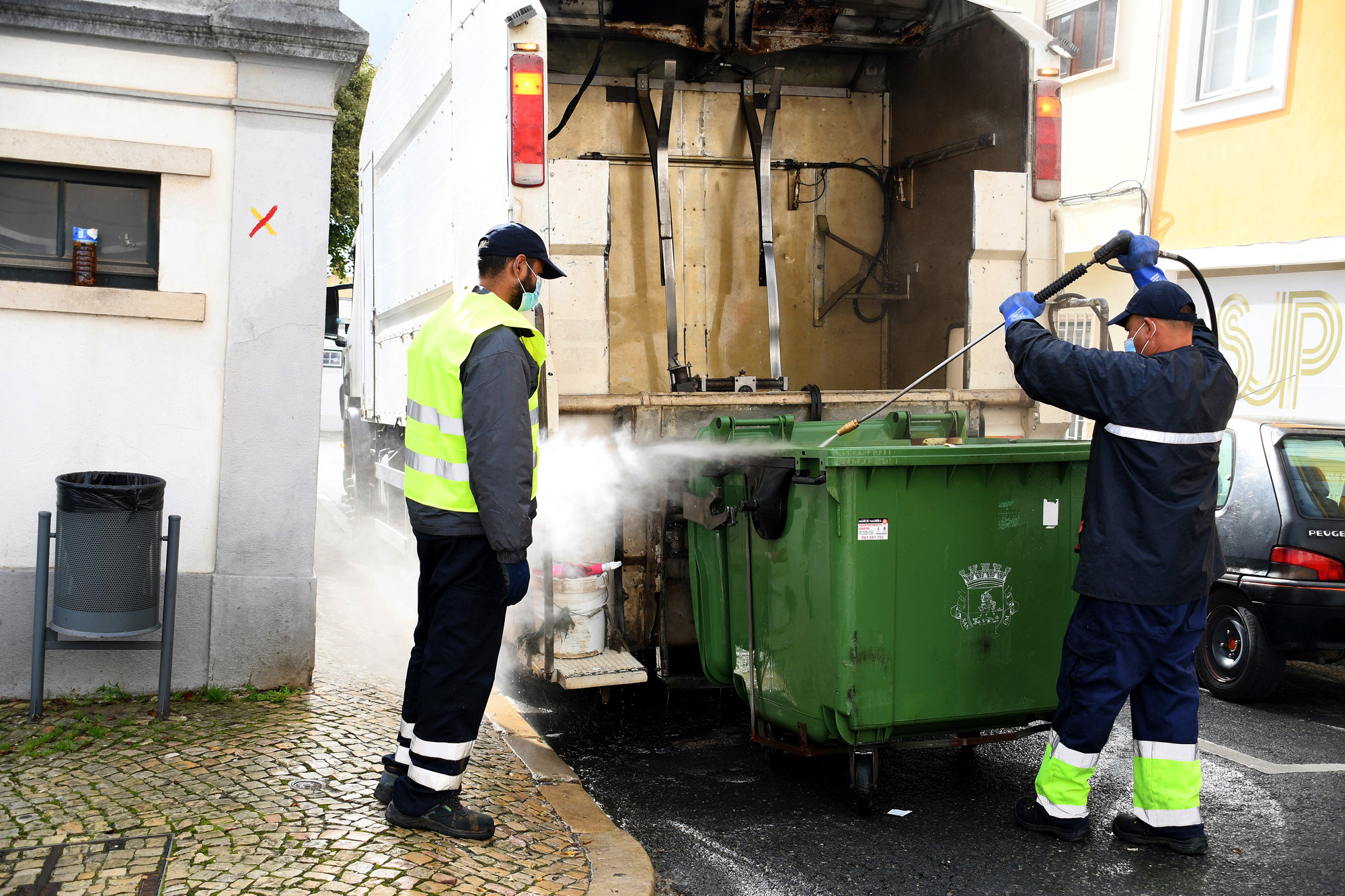 Sul Informação - Santiago do Cacém lava contentores e informa sobre boas práticas