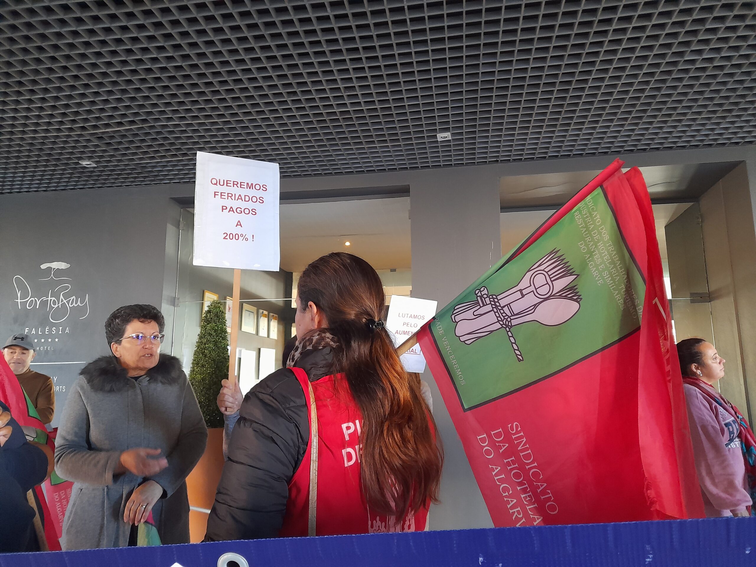 Sul Informação - Funcionários do Portobay Falésia há três dias em greve por melhores condições de trabalho
