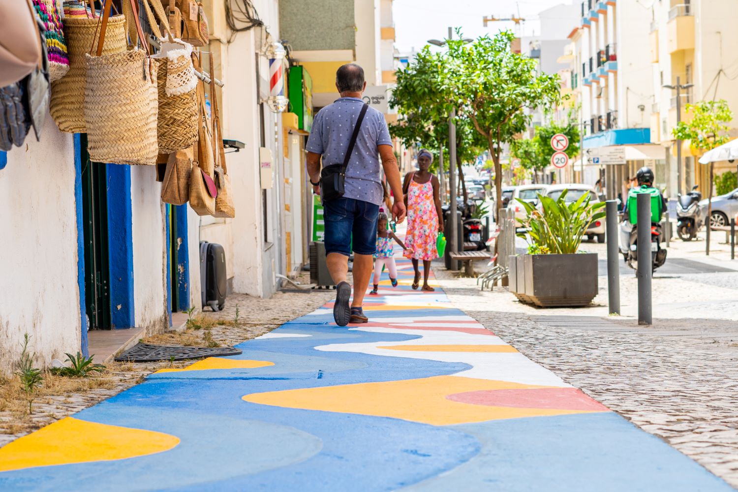 Sul Informação - P.O.I.S! vamos lá a dar nova vida à Rota Acessível de Portimão na Rua Direita
