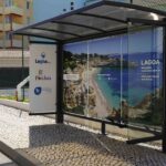 Sul Informação - Lagoa instala abrigos para passageiros que até permitem carregar o telemóvel