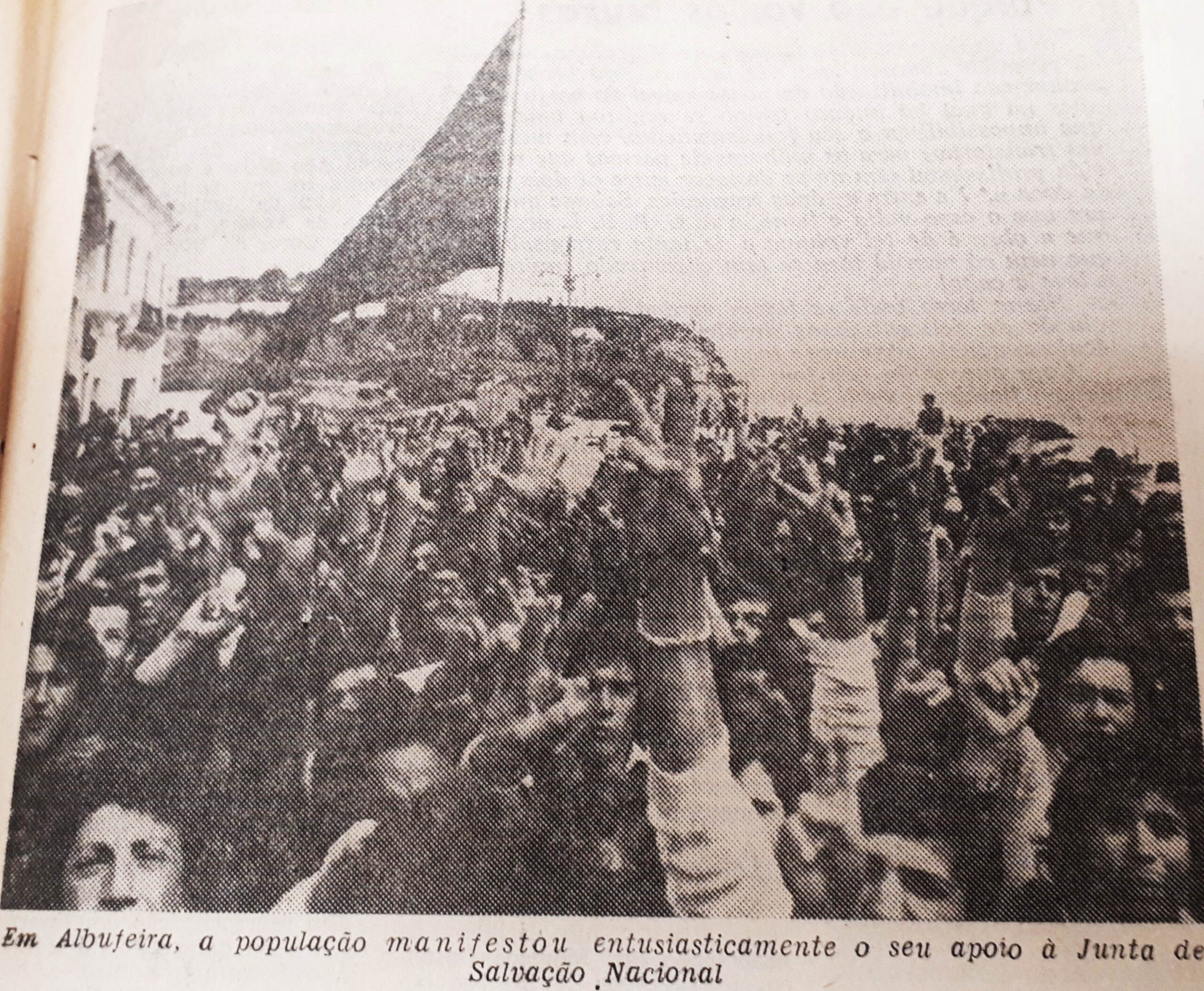 Sul Informação - Como noticiaram os jornais nacionais o 25 de Abril de 1974 no Algarve?