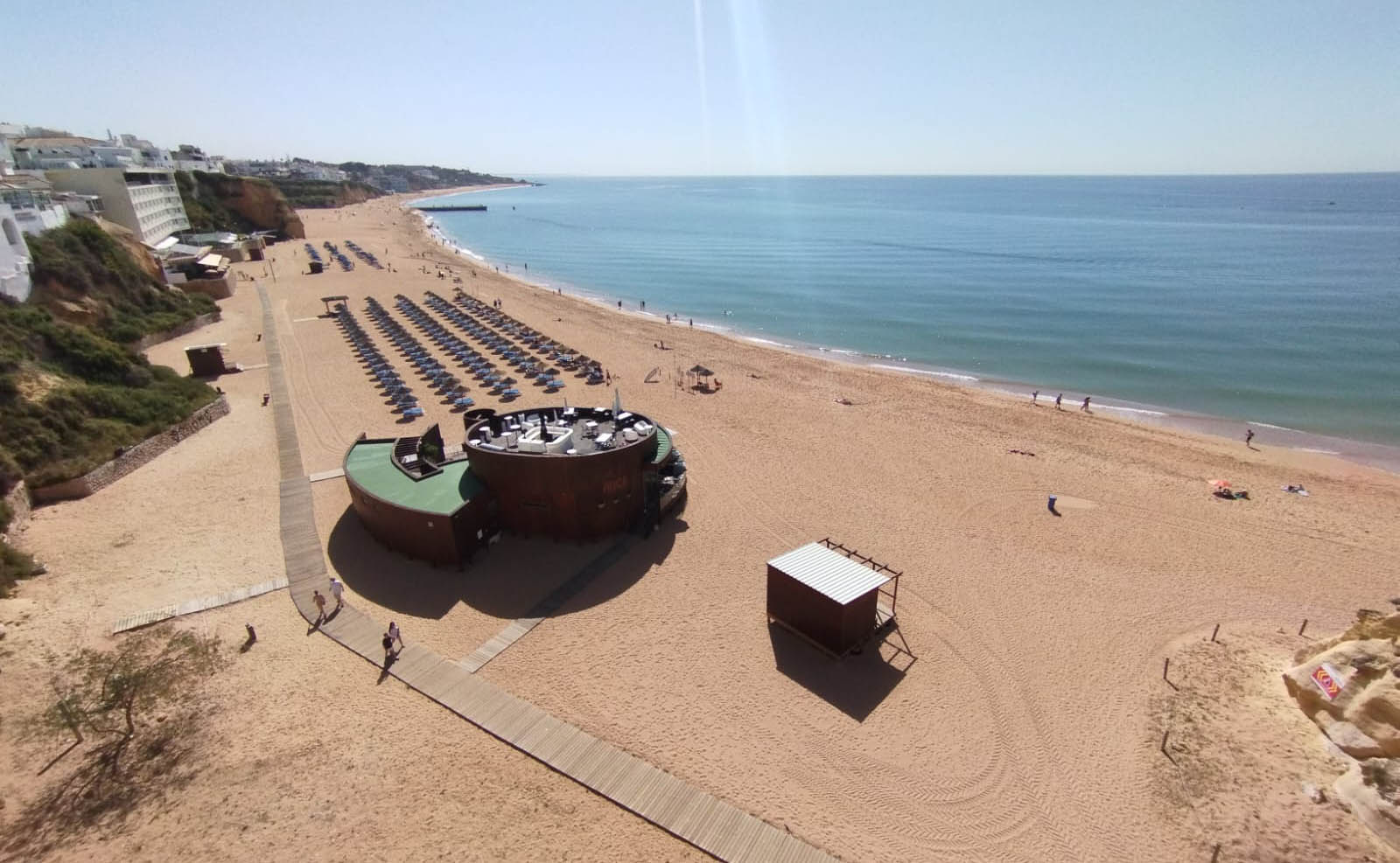 Sul Informação - Vendedores ambulantes ilegais na Praia do Peneco revoltam empresários de Albufeira