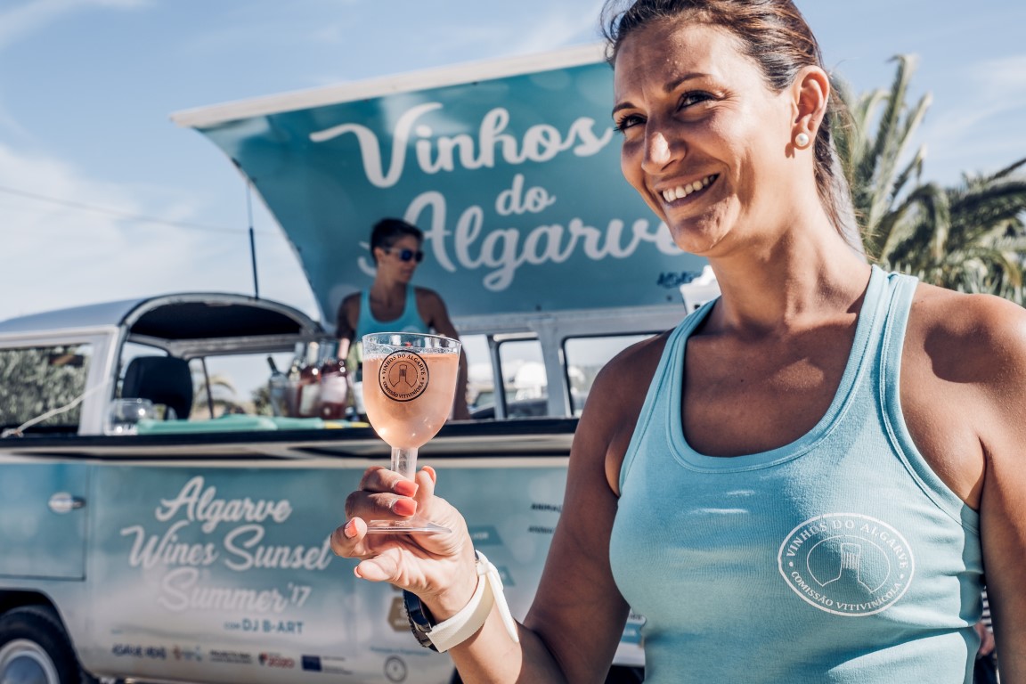 Sul Informação - Vinhos do Algarve já se dão a provar nas praias da região [com fotos]