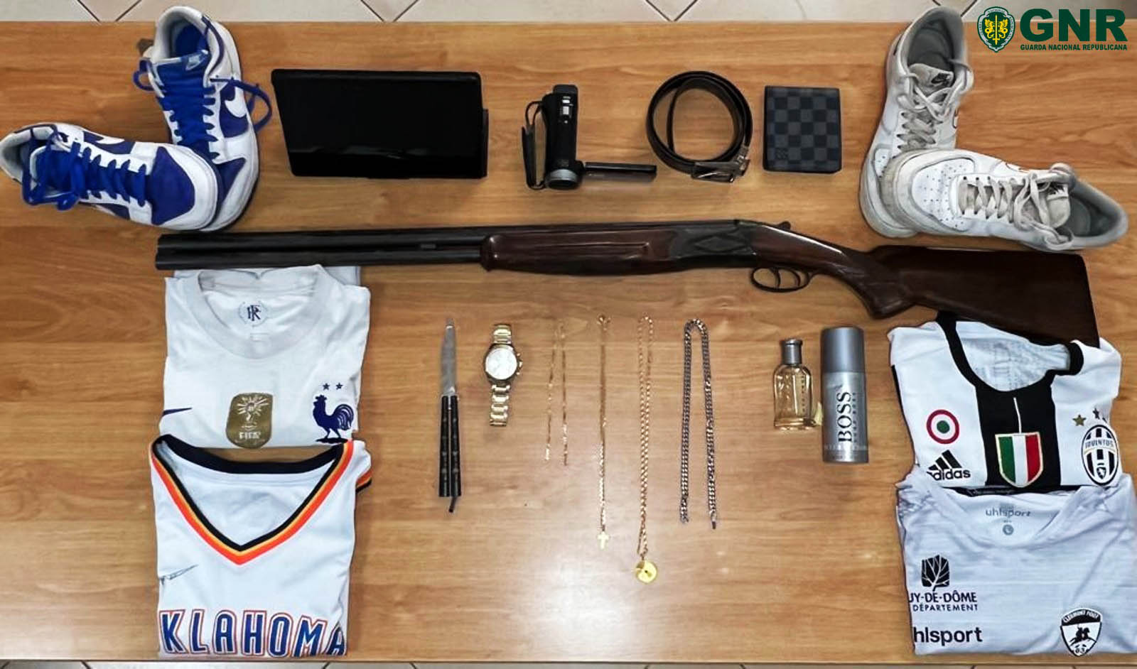 Sul Informação - Detenção por posse de arma proibida permitiu recuperar material furtado