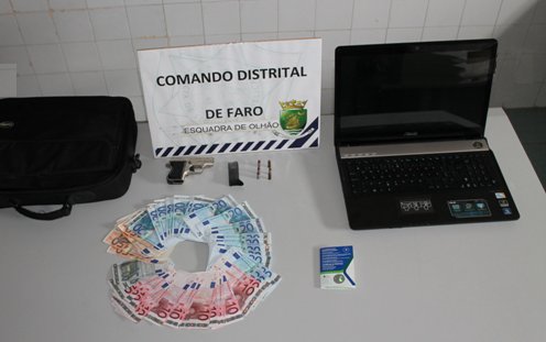 Sul Informação - PSP pára carro por condução perigosa e descobre arma e material roubado