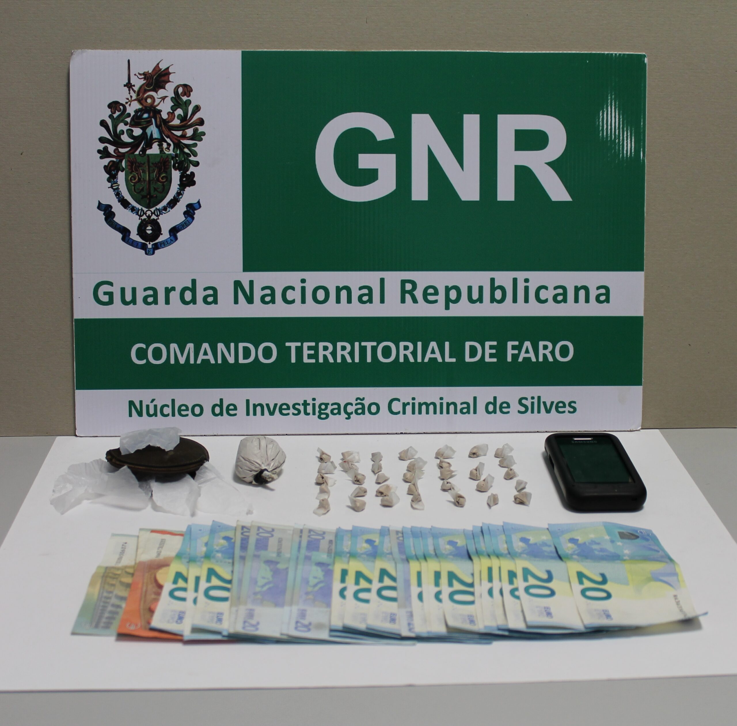 Sul Informação - GNR apanha traficante com 202 doses de heroína em Armação de Pêra