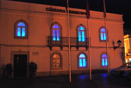 Sul Informação - Paços do Concelho de Olhão iluminaram-se de azul no Dia do Autismo