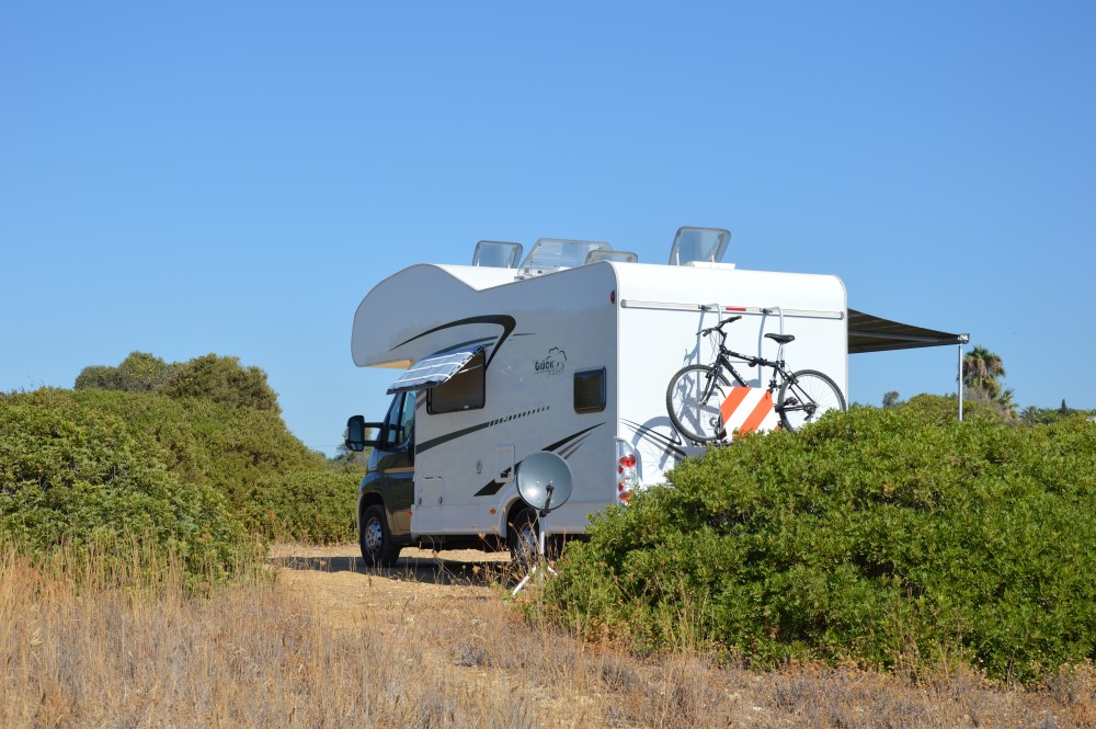 Sul Informação - Ninguém consegue controlar as autocaravanas à beira das arribas na Praia da Marinha
