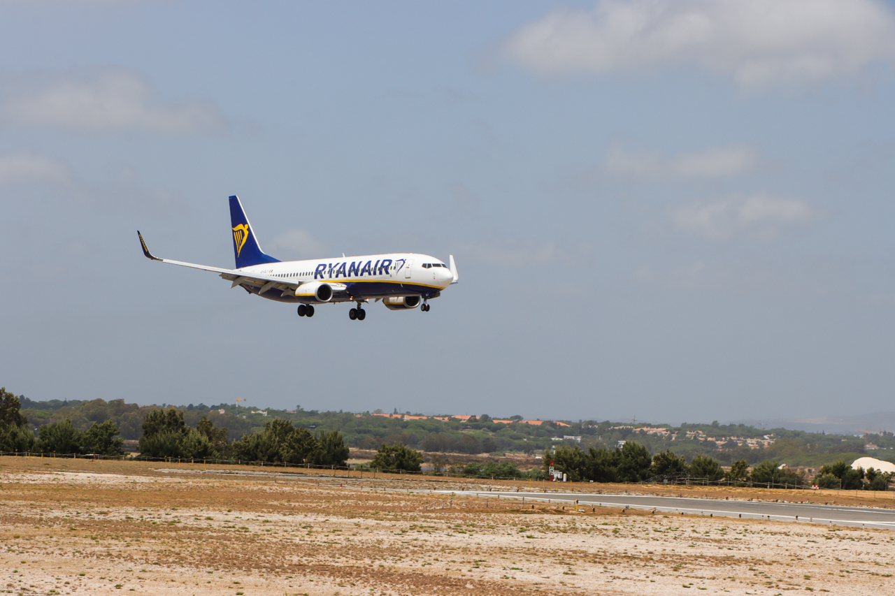 Sul Informação - Diretor da Ryanair aponta a «cortes selvagens» na operação em Portugal
