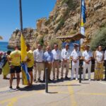 Sul Informação - Primeira bandeira “Qualidade de Ouro 2023” hasteada na praia da Senhora da Rocha