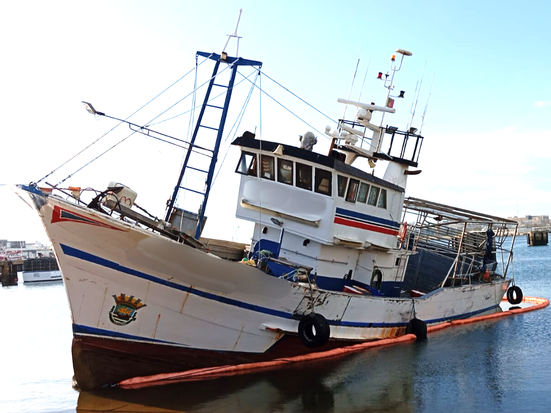 Sul Informação - Barco de pesca sem ninguém a bordo encalha na rampa da Doca de Pesca do Arade