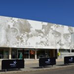 Sul Informação - Mundo de Lídia Jorge na fachada da Biblioteca de Albufeira pela mão de Vhils