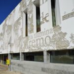Sul Informação - Mundo de Lídia Jorge na fachada da Biblioteca de Albufeira pela mão de Vhils