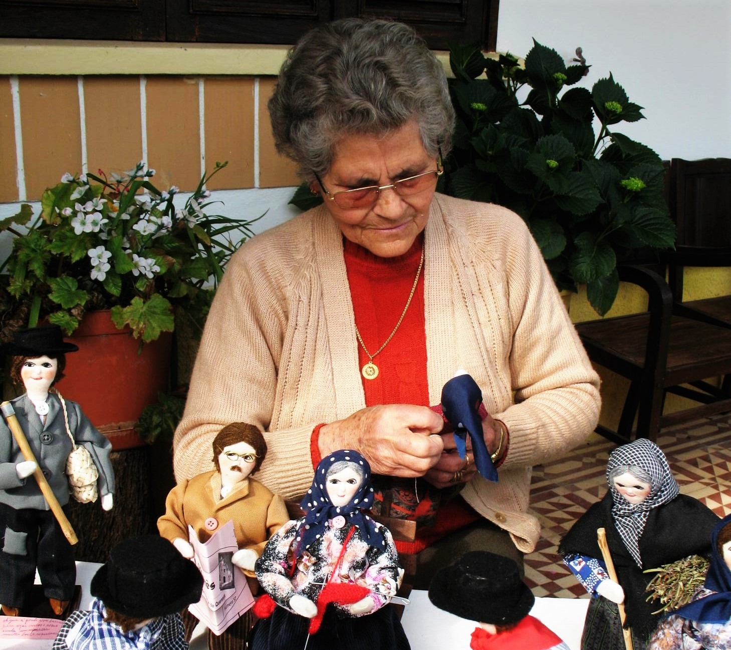 Sul Informação - Dona Filipa ensina a fazer as suas famosas bonecas de pano