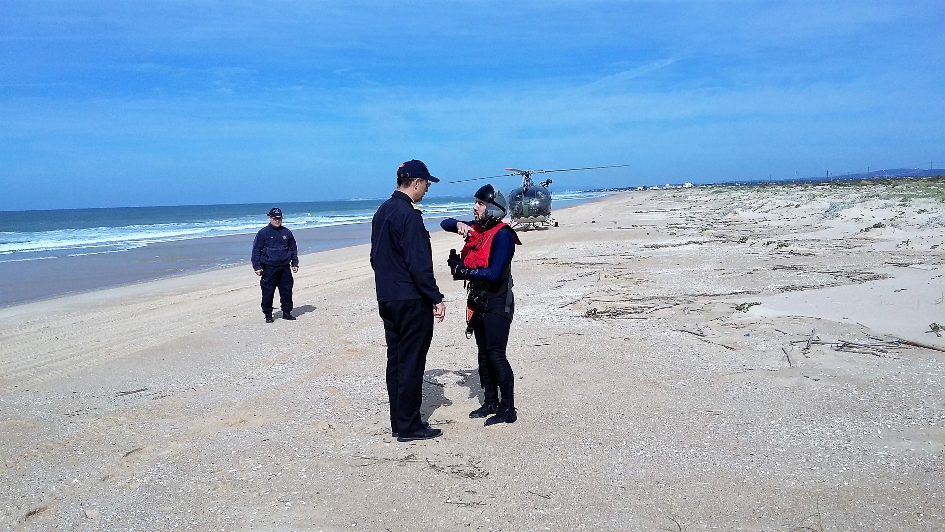 Sul Informação - Buscas por homem desaparecido na Praia de Faro continuam mas com menos meios