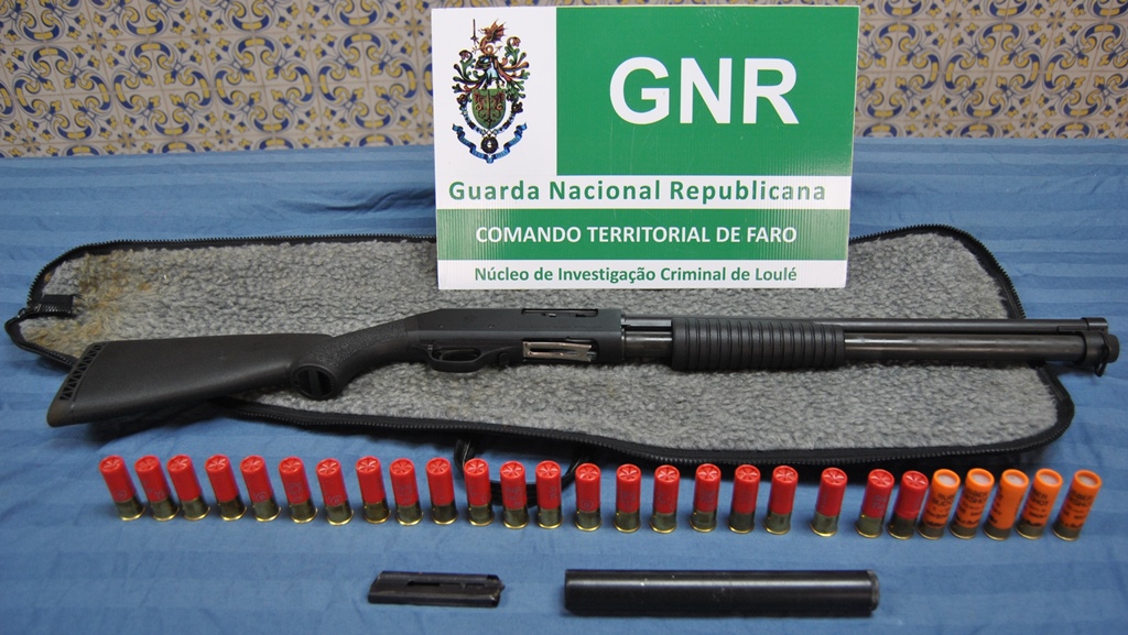 Sul Informação - GNR de Loulé prende homem que escondia caçadeira dentro de loja