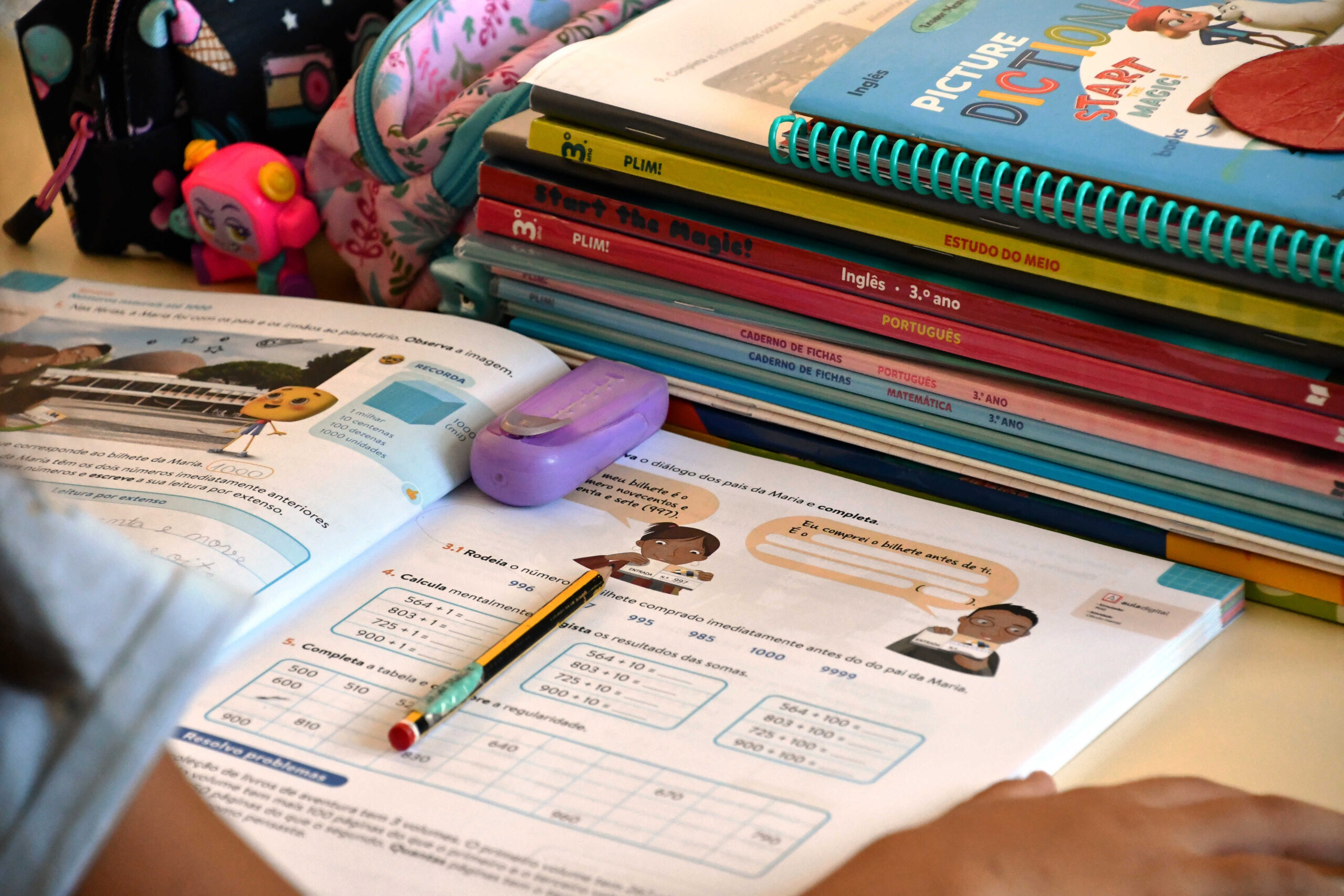 Sul Informação - Câmara de VRSA atribui livros de fichas aos alunos do 1º ciclo