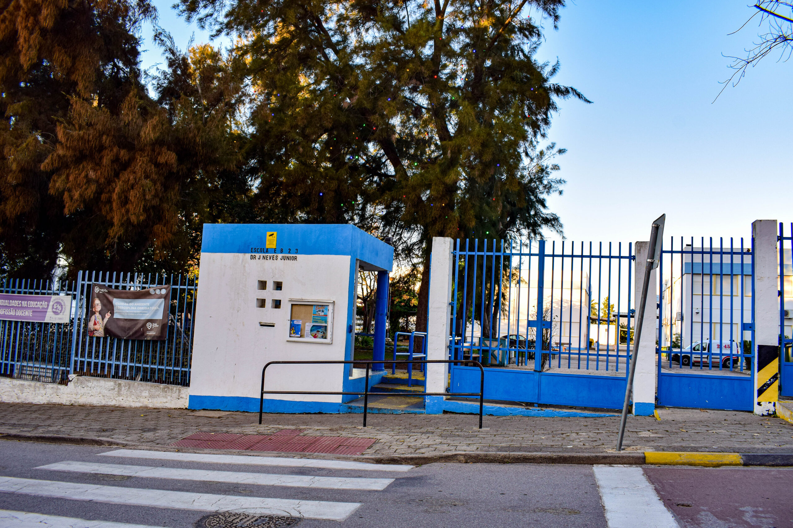 Sul Informação - Faro investe em obras no campo de futebol e pista de atletismo da Escola Neves Júnior