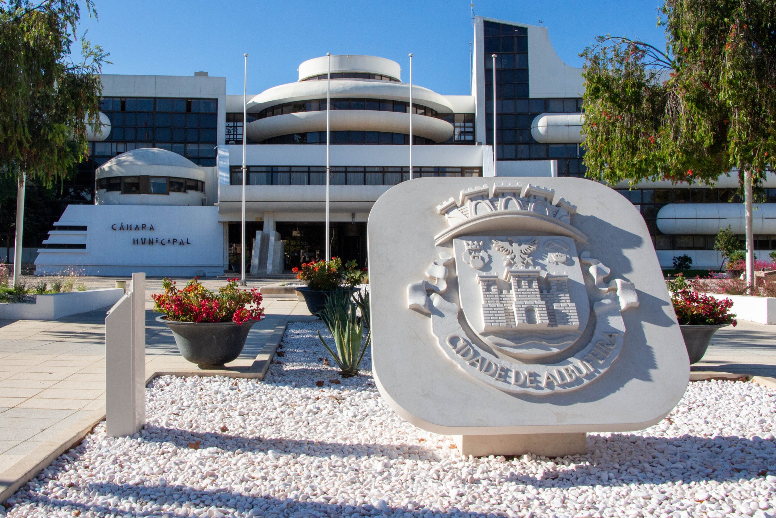 Sul Informação - “Cores e formas dos nossos artistas” celebra 50 anos do 25 de Abril em Albufeira