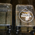Sul Informação - Malas de água num tapete de bagagens do Aeroporto alertam turistas para “Save Water”