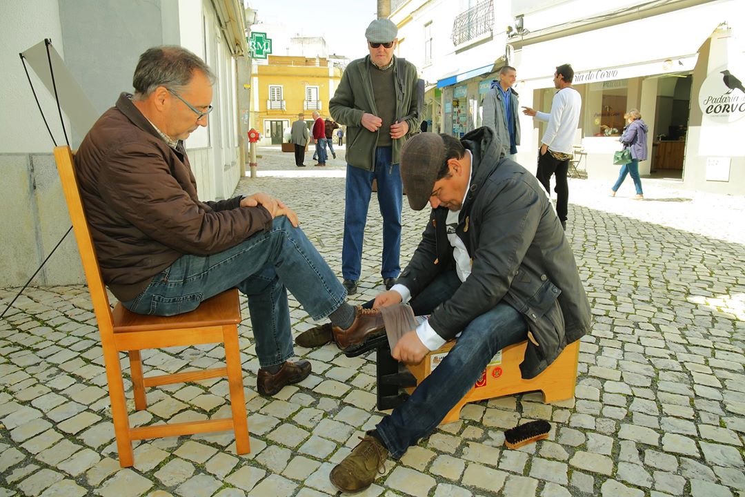 Sul Informação - Tavirense Carlinhos engraxa sapatos em Beja (e de borla)