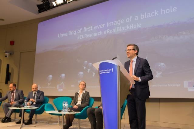 Sul Informação - Cientistas financiados pela UE captam a primeira imagem de sempre de um buraco negro
