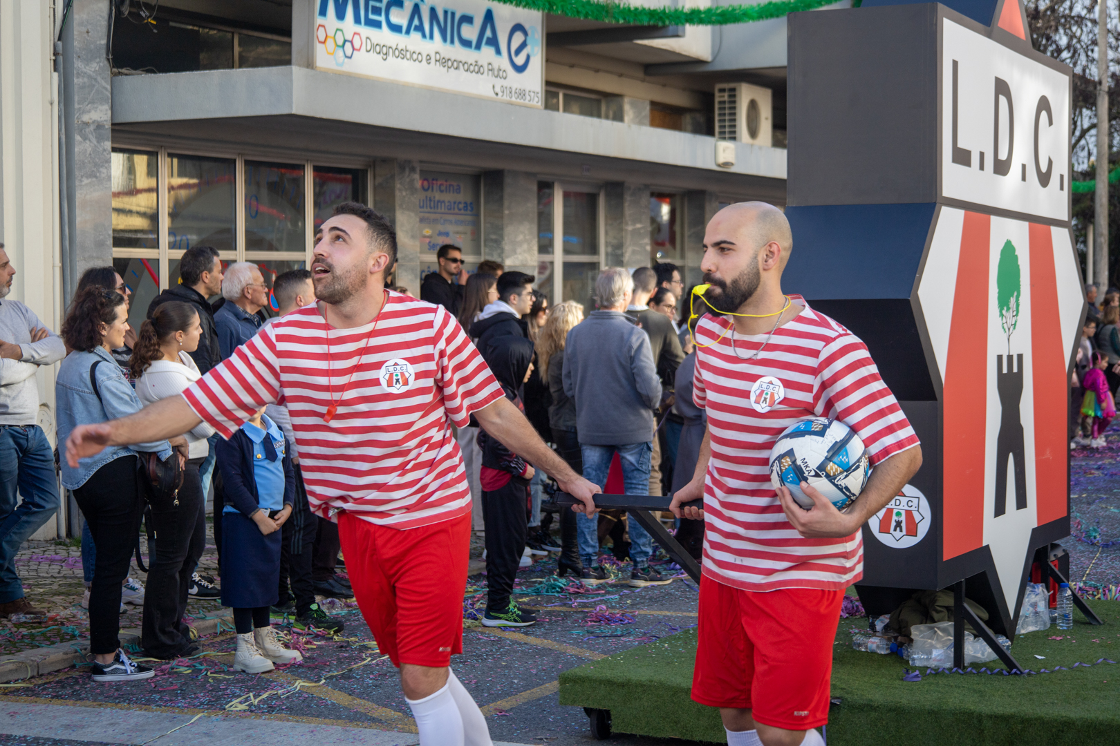 Sul Informação - Avenida encheu-se para aquele que foi o primeiro dia do Carnaval de Loulé