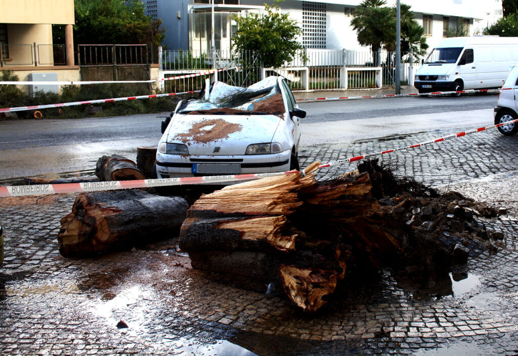 Carro destruido em Olhão_Temporal 1 Nov 2015_1