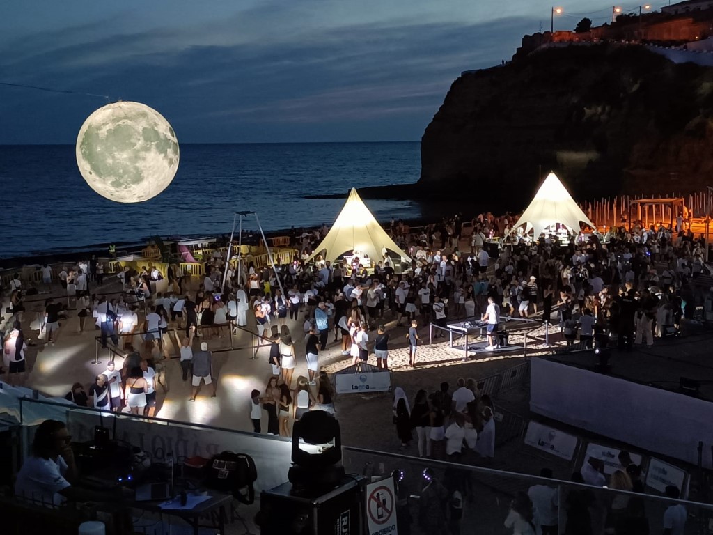 Sul Informação - Noite de enchente “black & white” na Praia do Carvoeiro