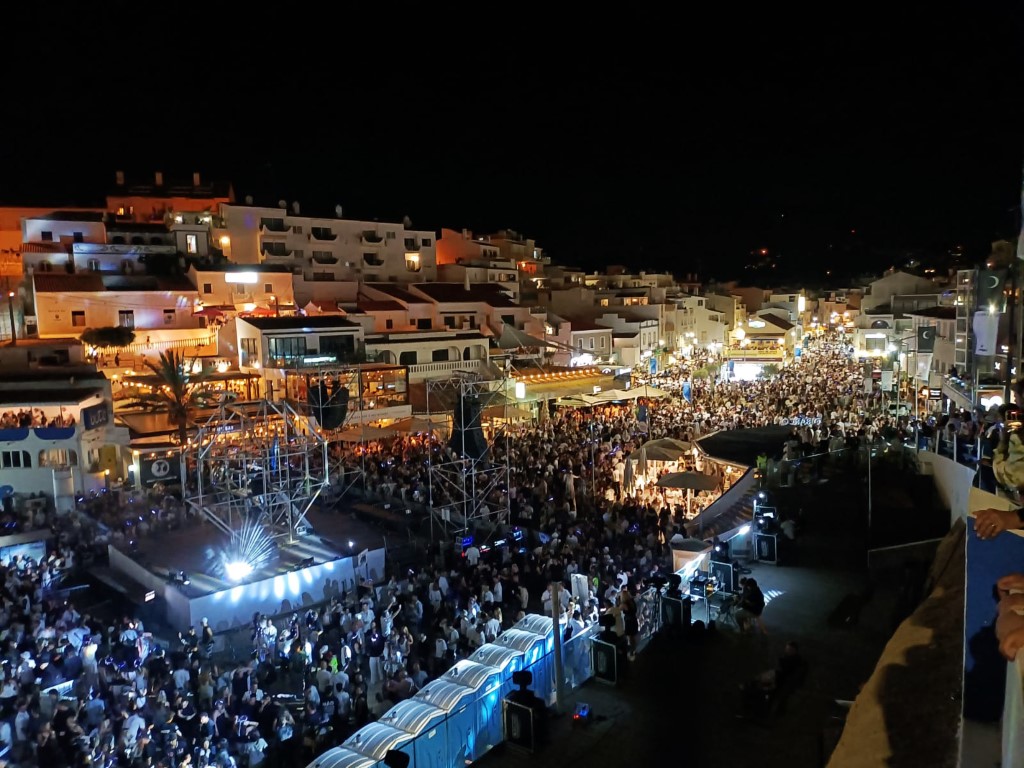 Sul Informação - Noite de enchente “black & white” na Praia do Carvoeiro