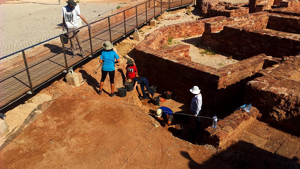 Sul Informação - Trabalhos arqueológicos recomeçam no antigo Palácio das Varandas do Castelo de Silves