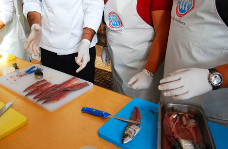 Sul Informação - Aprenda a cozinhar cavala com os chefs nos Mercados de Quarteira e de Loulé