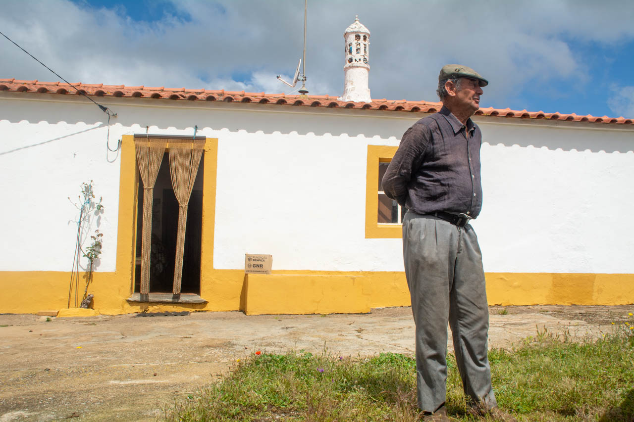 Sul Informação - GNR de Loulé anda pela serra a distribuir alimentos e carinho a idosos isolados
