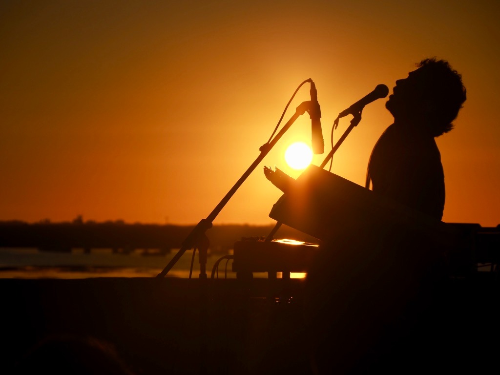 Sul Informação - Afonso Cabral, Ana Lua Caiano e Chica dão Concertos ao Entardecer em Faro, Sagres e Culatra