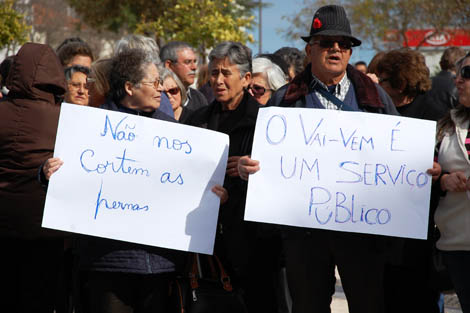 Sul Informação - Centena e meia manifestou-se frente à Câmara de Portimão contra os cortes do Vai e Vem