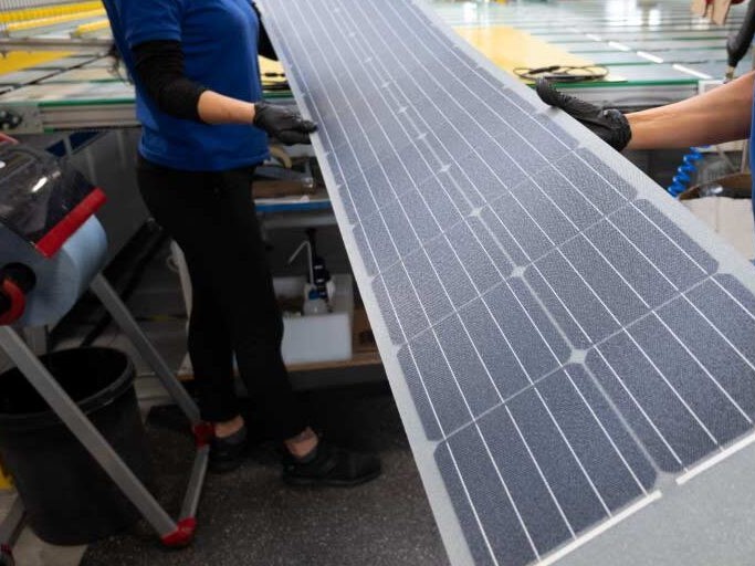 Sul Informação - Fábrica de painéis solares flexíveis e baterias de lítio já produz em Moura