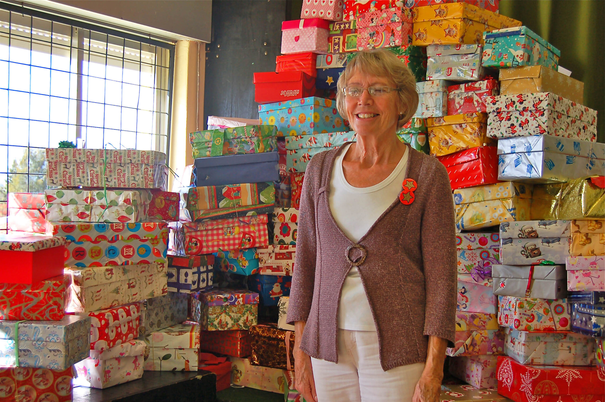 Sul Informação - Alunos da Escola Internacional do Algarve preparam mais de 100 caixas com prendas para a Shoe Box Appeal