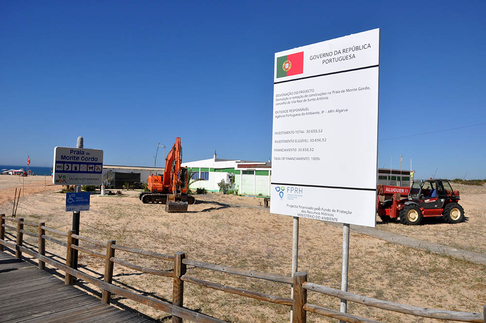 Sul Informação - Requalificação da praia de Monte Gordo começou hoje com as primeiras demolições