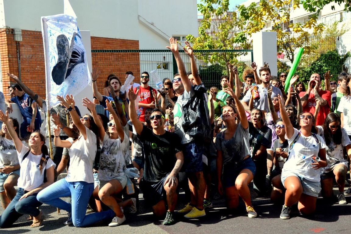 Sul Informação - Caloiros da Universidade do Algarve limpam matos e pintam paredes