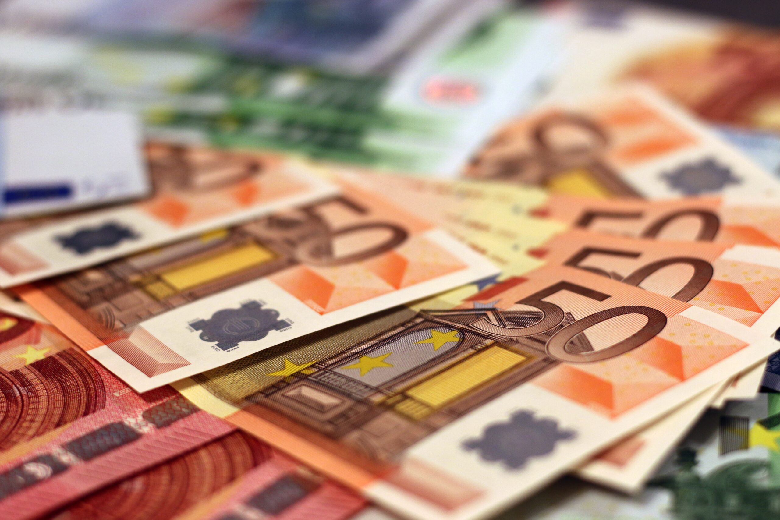 Sul Informação - Transporte de dinheiro a partir de 10.000 euros tem de ser declarado ao Fisco