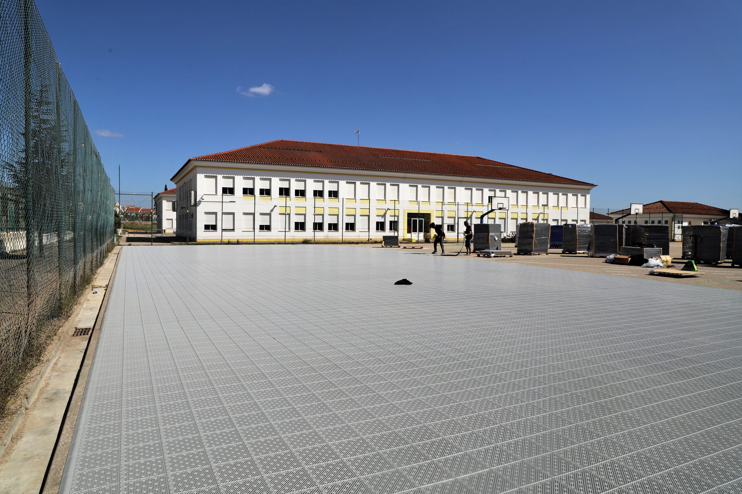 Sul Informação - Obras de requalificação do campo desportivo da escola básica de Grândola já começaram