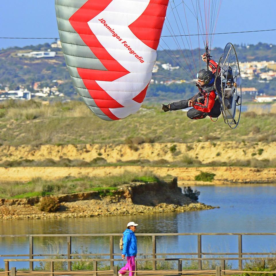 Sul Informação - Praticante de parapente motorizado despenha-se e morre junto à praia de Alvor