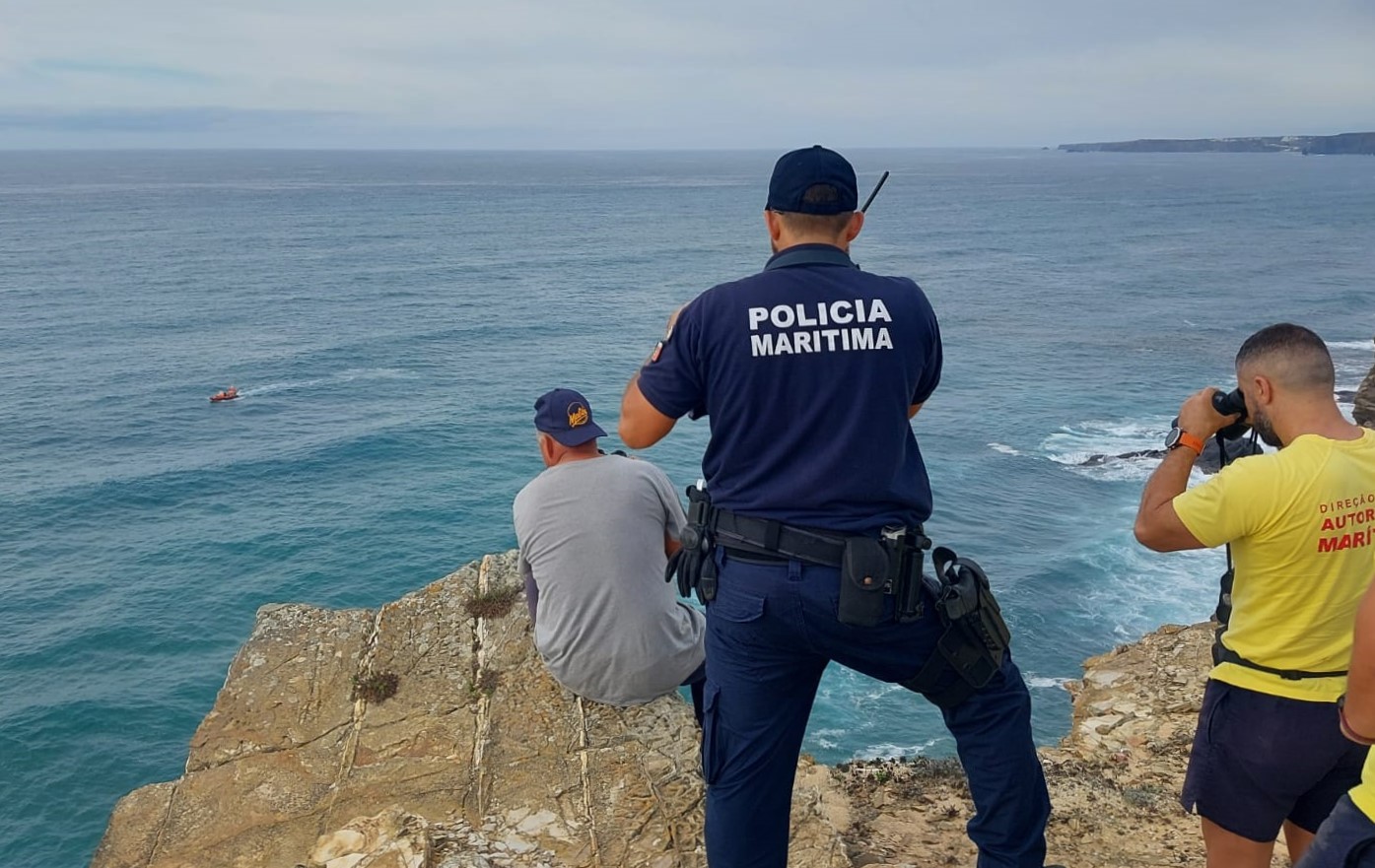 Sul Informação - Autoridades procuram pescador lúdico desaparecido após cair ao mar na praia da Bordeira