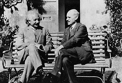 Einstein-à-direita-e-Eddington-à-esquerda Sul Informação