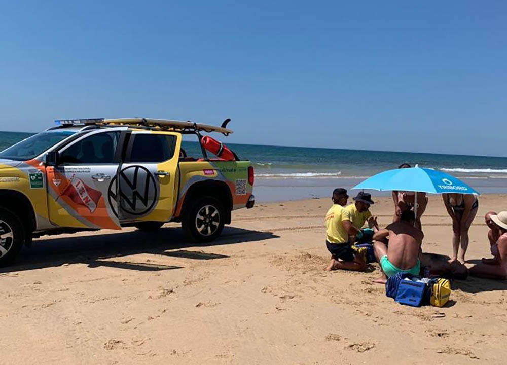 Sul Informação - Elementos do Projeto “SeaWatch” prestam auxílio a um homem na praia de Monte Gordo