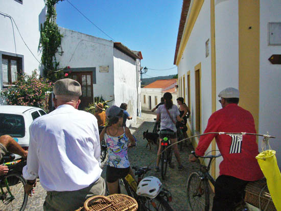 Sul Informação - Encontro de Bicicletas Antigas ligou Castelo de Aljezur ao Mar